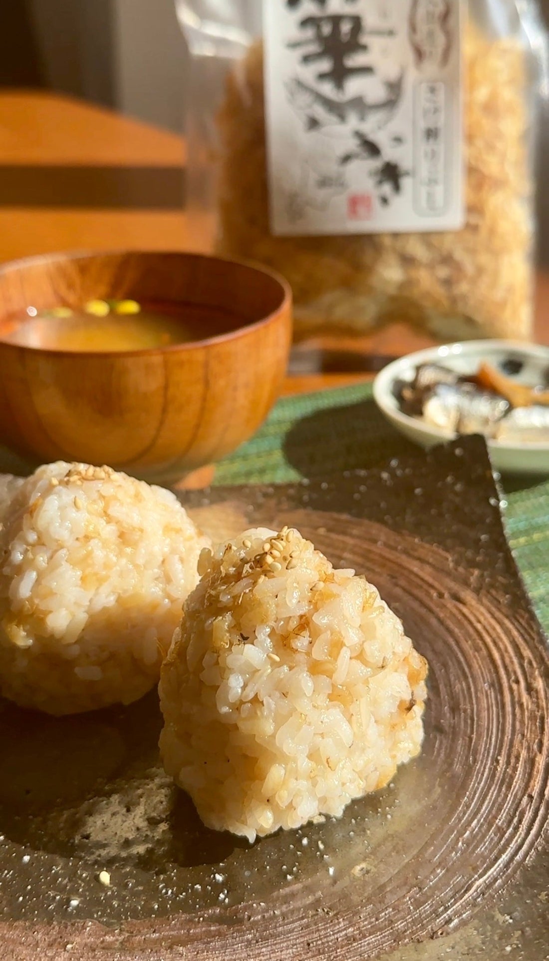 How to make "Salmon Flakes Rice Balls (Onigiri)"